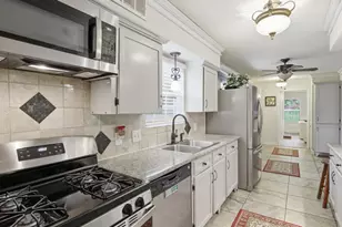 2801 Oak Cliff Ln, Arlington, TX 76012 - Photo 9