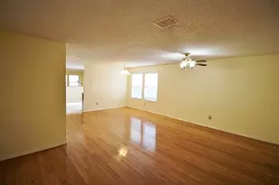 2936 Santa Sabina Dr, Grand Prairie, TX 75052 - Photo 3