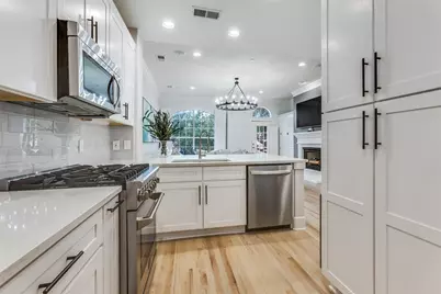 4150 Towne Green Circle, Addison, TX 75001 - Photo 9