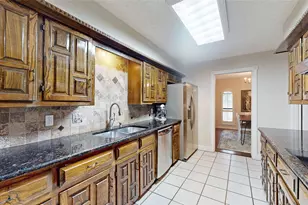 1402 Canadian Cir, Grand Prairie, TX 75050 - Photo 9