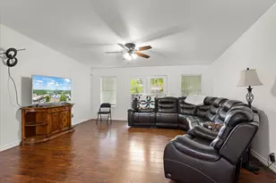 5821 Parkside Ct, Granbury, TX 76048 - Photo 7