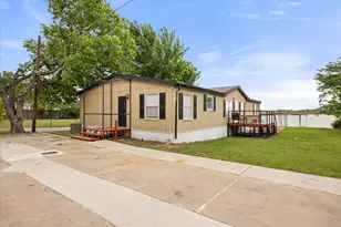 5821 Parkside Ct, Granbury, TX 76048 - Photo 3