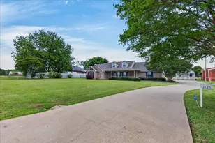 626 E Eubank St, Mabank, TX 75147 - Photo 3