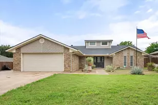 213 Meadowhill Dr, Benbrook, TX 76126 - Photo 1