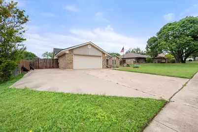 213 Meadowhill Drive, Benbrook, TX 76126 - Photo 7