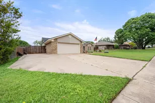 213 Meadowhill Dr, Benbrook, TX 76126 - Photo 7