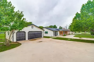 512 Grandview Dr, Granbury, TX 76049 - Photo 3