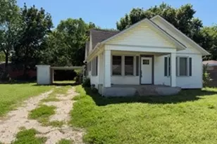 312 Small St, Bowie, TX 76230 - Photo 3