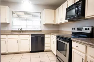 2558 Slaton Dr, Grand Prairie, TX 75052 - Photo 5