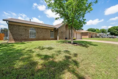 212 S Heights Drive, Crowley, TX 76036 - Photo 5