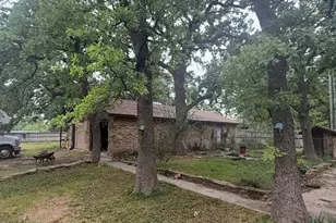 703 W Sherman St, Chico, TX 76431 - Photo 17