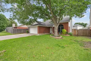 916 Danforth Pl, Arlington, TX 76017 - Photo 3