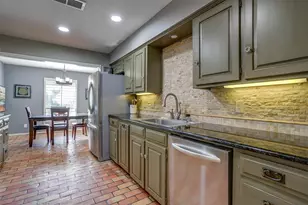 124 Cliffside Dr S, Burleson, TX 76028 - Photo 11