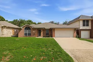 7525 Arbor Park Dr, Fort Worth, TX 76120 - Photo 3