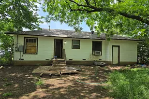 1806 N Culberson St, Gainesville, TX 76240 - Photo 13