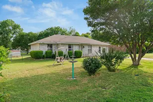 209 W Huffman St, Krum, TX 76249 - Photo 3