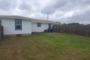 1237 S Waco St, Van Alstyne, TX 75495 - Photo 17