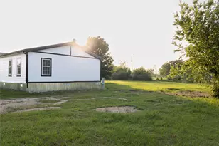 135 Paint Ct, Stephenville, TX 76401 - Photo 9