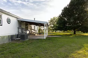 135 Paint Ct, Stephenville, TX 76401 - Photo 5