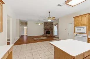 1213 Holly Hill Dr, Grand Prairie, TX 75052 - Photo 13