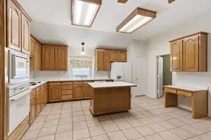 1213 Holly Hill Dr, Grand Prairie, TX 75052 - Photo 11