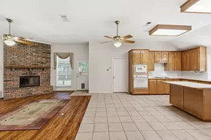 1213 Holly Hill Dr, Grand Prairie, TX 75052 - Photo 9