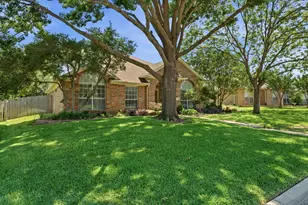 1213 Holly Hill Dr, Grand Prairie, TX 75052 - Photo 3