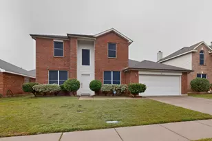 317 E Clover Park Dr, Fort Worth, TX 76140 - Photo 3