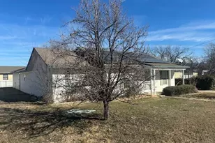 530 Richardson St, Jacksboro, TX 76458 - Photo 3