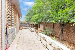 2404 Fountain Dr, Irving, TX 75063 - Photo 37