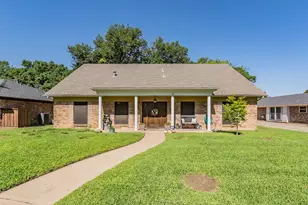 1810 Lakeside Dr, Arlington, TX 76013 - Photo 1