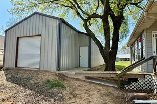 306 Oak St, Nocona, TX 76255 - Photo 3