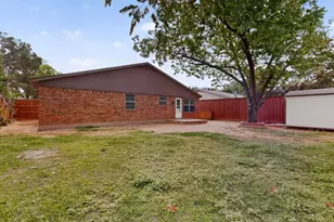 718 Matthews Ct, Arlington, TX 76012 - Photo 37