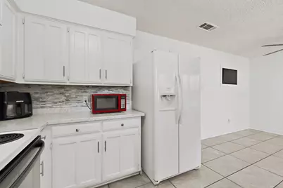 718 Matthews Court, Arlington, TX 76012 - Photo 17