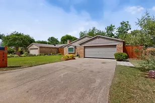 718 Matthews Ct, Arlington, TX 76012 - Photo 3