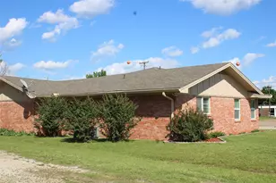 1100 N Lamb St, Bowie, TX 76230 - Photo 3