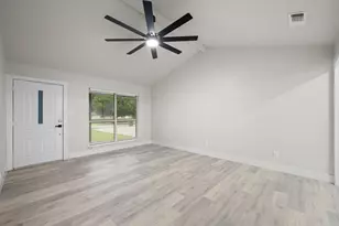 221 Lipscomb St, Cleburne, TX 76031 - Photo 5