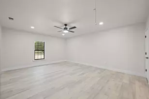 221 Lipscomb St, Cleburne, TX 76031 - Photo 15