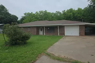 709 Lee St, Bowie, TX 76230 - Photo 3