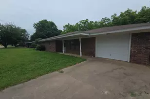 709 Lee St, Bowie, TX 76230 - Photo 33