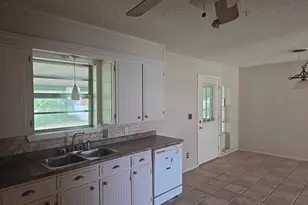 709 Lee St, Bowie, TX 76230 - Photo 11