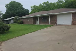 709 Lee St, Bowie, TX 76230 - Photo 5