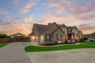 451 Holmes Ave, Waxahachie, TX 75167 - Photo 1