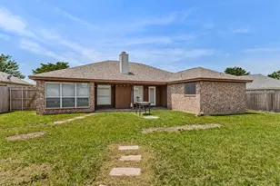1012 High Crest Dr, Azle, TX 76020 - Photo 3