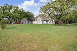 1029 Oakridge Ct, Burleson, TX 76028 - Photo 3