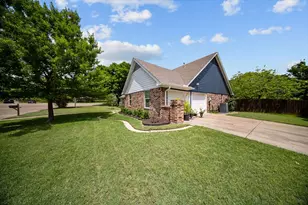 1602 Lancelot Cir, Grand Prairie, TX 75050 - Photo 29