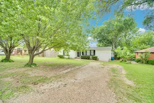207 N Lyndalyn Ave, DeSoto, TX 75115 - Photo 3
