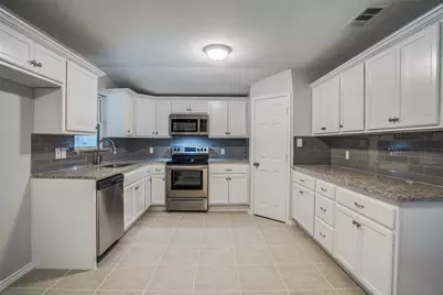 508 W Lone Star Avenue, Cleburne, TX 76033 - Photo 9