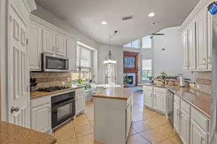 2302 Grizzly Run Ln, Euless, TX 76039 - Photo 5