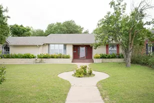 1106 E Franklin St, Hillsboro, TX 76645 - Photo 1